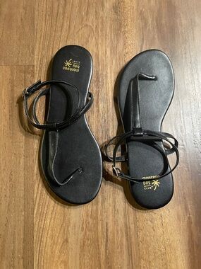 Montego Bay Club Black T-Strap Ankle Strap Sandals